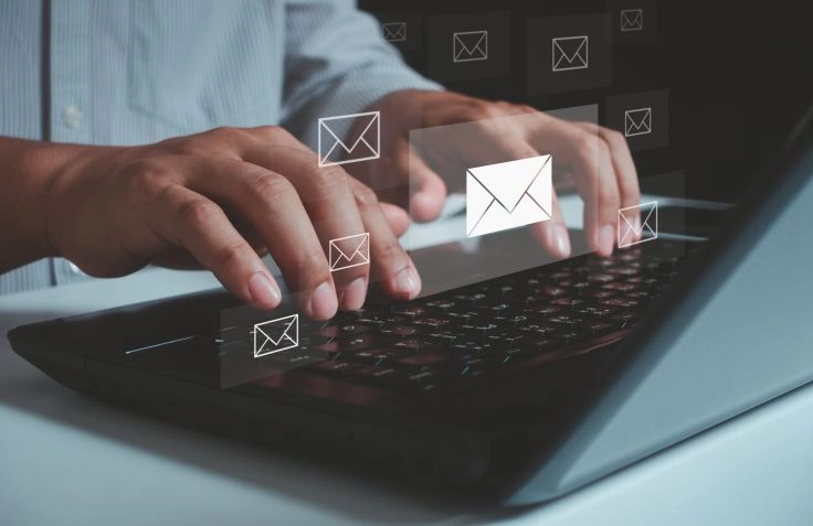 A growth marketing freelancer in Pathanamthitta strategically managing email campaigns on a laptop to boost client engagement and conversions.